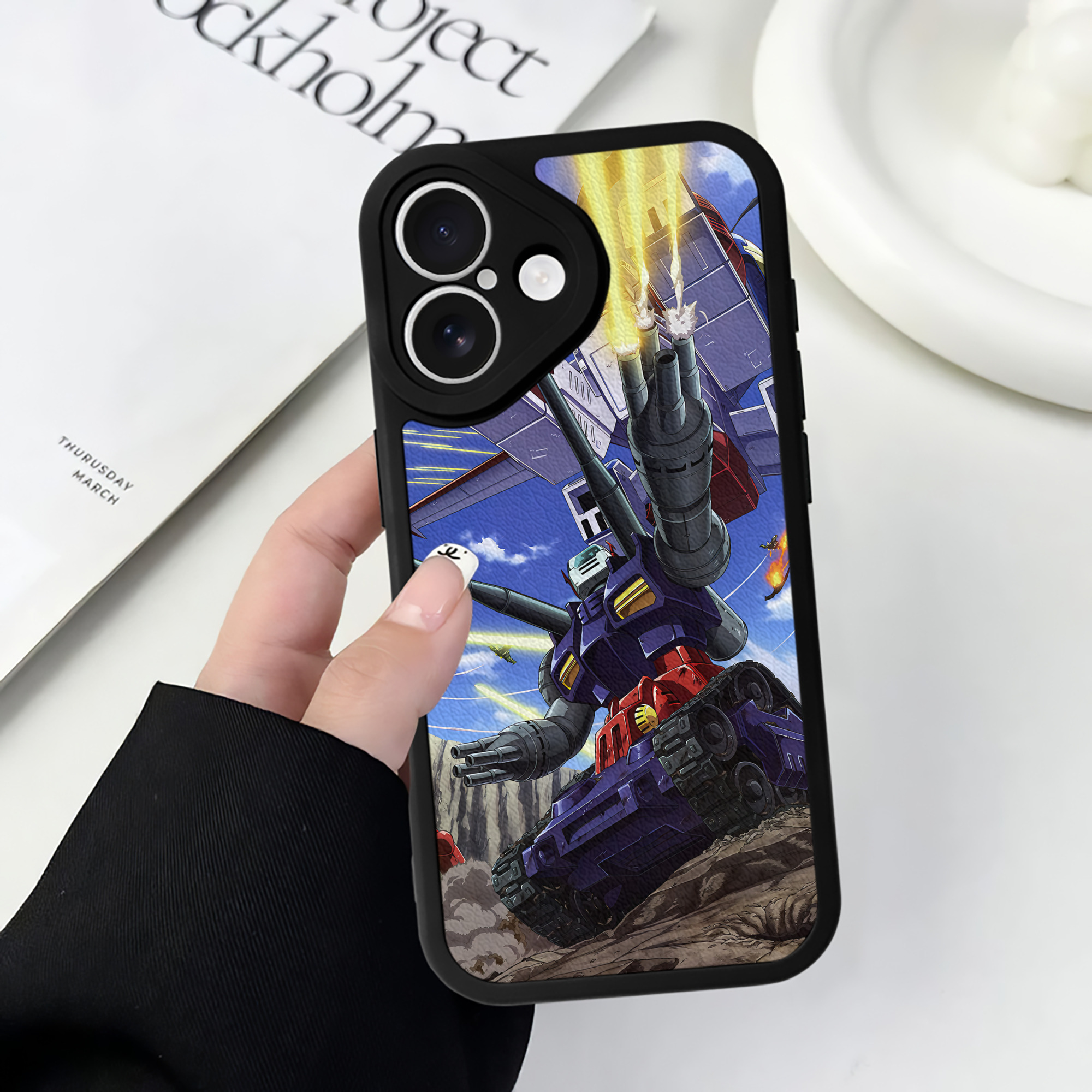 （画像用） 機動戦士ガンダム Mobile Suit Gundam 【iPhone 16シリーズ対応】シリコンスマホケース（レザー調） 材質：シリコン